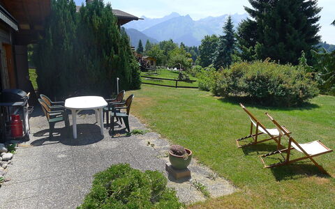 Chalet Lorila: Fabriek, Lucht, Eigendom, Gebouw, Wolk, Berg, Boom, Buitenmeubels, Schaduw, Natuurlijk Landschap