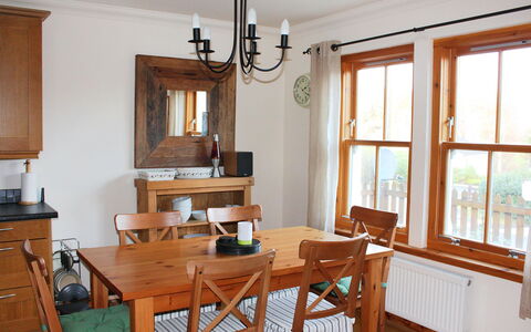 Staffin Road: Tafel, Meubilair, Venster, Cabinetry, Hout, Gebouw, Stoel, Verlichting, Interieur Ontwerp, Stellingen