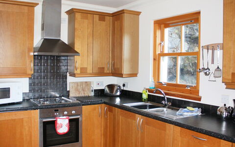 Staffin Road: Cabinetry, Countertop, Gootsteen, Eigendom, Wastafel, Fornuis, Gebouw, Toestel Van De Keuken, Keuken, Venster