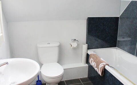 Staffin Road: Loodgieterswerkinrichting, Wastafel In De Badkamer, Kraan, Bad, Wc Bril, Eigendom, Toilet, Badkamer, Wastafel, Purper