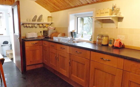 Harlosh: Cabinetry, Countertop, Eigendom, Meubilair, Toestel Van De Keuken, Keuken, Lade, Hout, Kraan, Interieur Ontwerp
