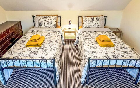 Harlosh: Bed, Slaapkamer, Bedding, Interieur Ontwerp, Laken, Verdieping, Meubilair, Linens, Flooring, Textiel