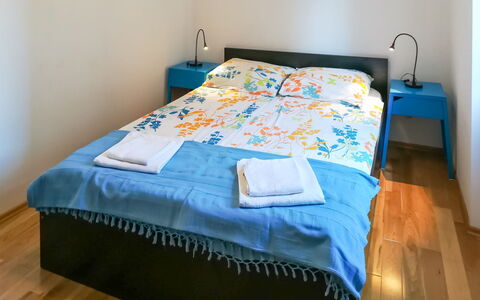 Dubravka: Meubilair, Eigendom, Blauw, Hoofdkussen, Comfort, Textiel, Bed, Hout, Verdieping, Flooring