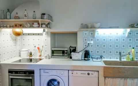 Dubravka: Cabinetry, Countertop, Eigendom, Kraan, Gootsteen, Meubilair, Wit, Keuken, Wastafel, Toestel Van De Keuken