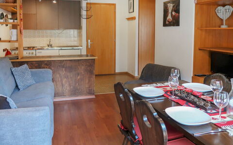 Nendaz 664: Tafel, Meubilair, Eigendom, Tableware, Hout, Stoel, Keuken, Bankstel, Cabinetry, Gebouw