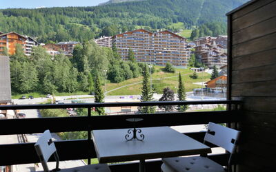 Nendaz 664: Lucht, Gebouw, Eigendom, Tafel, Wolk, Boom, Venster, Architectuur, Interieur Ontwerp, Huis