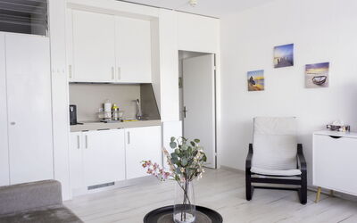 Lakeview App. 214 50.5: Meubilair, Kamerplant, Fabriek, Bloempot, Architectuur, Interieur Ontwerp, Woonkamer, Flooring, Verdieping