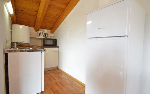Anica: Cabinetry, Toestel Van De Keuken, Gebouw, Hout, Koelkast, Flooring, Huishoudapparatuur, Huis, Verdieping, Keuken