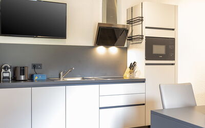 Für Bis zu 2 Personen 100.27: Cabinetry, Eigendom, Countertop, Wastafel, Kraan, Fornuis, Huishoudapparatuur, Interieur Ontwerp, Keuken, Hout