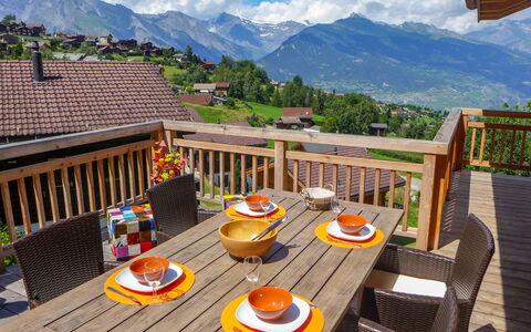 D'Arby: Tafel, Lucht, Gebouw, Wolk, Meubilair, Eigendom, Berg, Tableware, Stoel, Hout