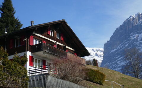 Chalet Albi: Water, Lucht, Fabriek, Gebouw, Wolk, Eigendom, Zwembad, Azure, Boom, Schaduw