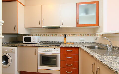 Peñiscola 48: Cabinetry, Countertop, Wastafel, Eigendom, Wit, Fornuis, Keuken, Kraan, Hout, Gootsteen