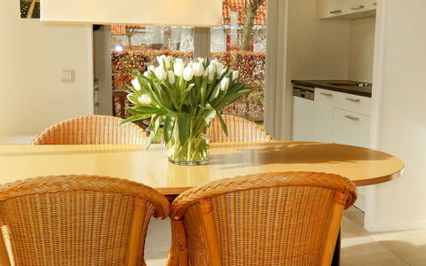 Noordwijk 450: Tafel, Meubilair, Bloem, Eigendom, Countertop, Fabriek, Cabinetry, Stoel, Hout, Rechthoek