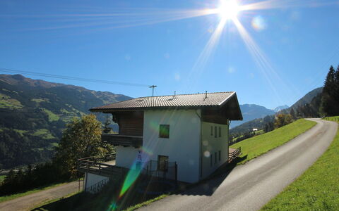 Aschau im Zillertal 330: Lucht, Fabriek, Eigendom, Gebouw, Berg, Venster, Groen, Natuur, Helling, Huis