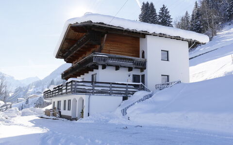 Aschau im Zillertal 330: Lucht, Sneeuw, Wolk, Eigendom, Gebouw, Venster, Boom, Huis, Berg, Helling