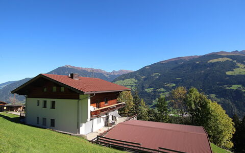 Aschau im Zillertal 330: Lucht, Fabriek, Gebouw, Eigendom, Berg, Ecoregio, Venster, Huis, Natuurlijk Landschap, Helling