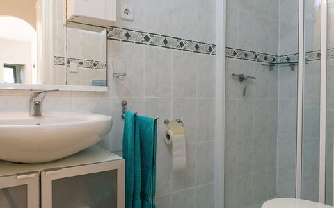 Ui-Tje: Loodgieterswerkinrichting, Eigendom, Douchekop, Kraan, Badkamer, Douche, Deur Van De Douche, Spiegel, Wastafel, Architectuur