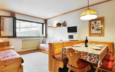 Canazei 570: Tafel, Meubilair, Cabinetry, Fotolijst, Gebouw, Stoel, Lade, Hout, Interieur Ontwerp, Venster