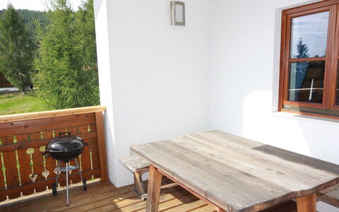 Almvilla: Tafel, Meubilair, Fabriek, Gebouw, Venster, Hout, Fotolijst, Interieur Ontwerp, Flooring