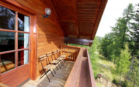 Almvilla: Eigendom, Fabriek, Hout, Beits, Boom, Venster, Gebouw, Verblijf, Veranda, Hardwood