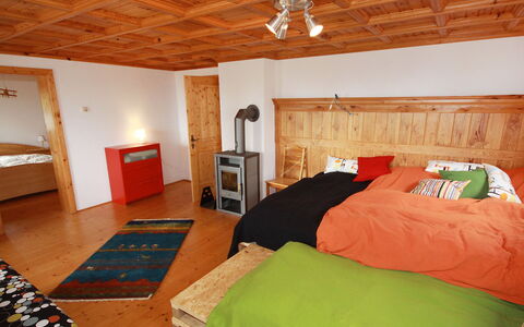 Almvilla: Meubilair, Eigendom, Comfort, Gebouw, Hout, Bed Frame, Interieur Ontwerp, Bed, Lamp, Flooring