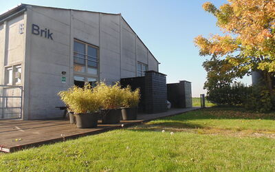 Alveringem 100: Fabriek, Lucht, Eigendom, Venster, Land Lot, Architectuur, Boom, Gras, Stedelijk Ontwerp, Onroerend Goed