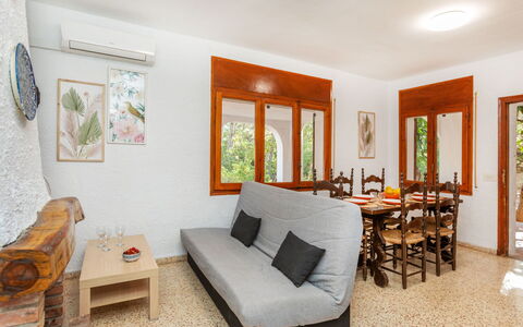 Villa Pinos: Hout, Meubilair, Verdieping, Huis, Deur, Beits, Hardwood, Kamerplant, Woonkamer