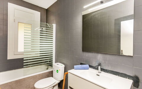 Villa Pinos: Flooring, Muur, Interieur Ontwerp, Verdieping, Loodgieterswerkinrichting, Badkamer, Wc Bril, Toilet, Plafond, Loodgieter
