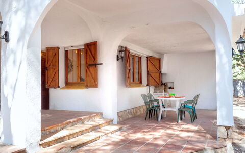Villa Pinos: Azure, Hout, Gebouw, Tafel, Interieur Ontwerp, Kamerplant, Schaduw, Verdieping, Flooring, Stoel