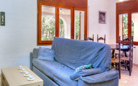 Villa Pinos: Meubilair, Bankstel, Eigendom, Tafel, Azure, Venster, Gebouw, Woonkamer, Verlichting, Interieur Ontwerp