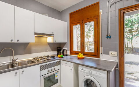 Villa Pinos: Keuken, Major Appliance, Toestel Van De Keuken, Countertop, Flooring, Interieur Ontwerp, Huishoudapparatuur, Cabinetry, Plafond, Verdieping