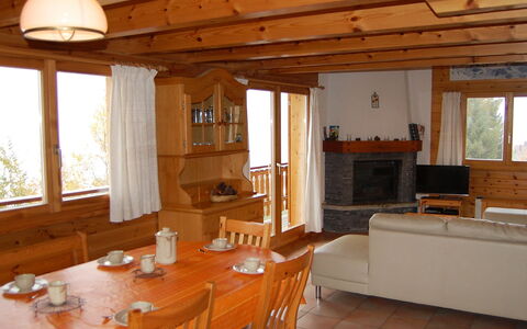 Chalet Boucaro: Meubilair, Tafel, Eigendom, Venster, Hout, Tableware, Interieur Ontwerp, Stoel, Architectuur, Bankstel
