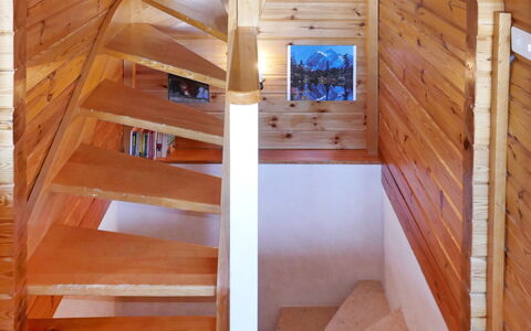 Chalet Boucaro: Gebouw, Trap, Hout, Interieur Ontwerp, Flooring, Verdieping, Beits, Muur, Materiële Goederen, Straal