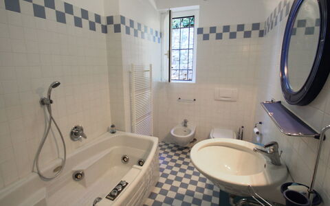 Villa Sara: Kraan, Spiegel, Loodgieterswerkinrichting, Bad, Wastafel, Eigendom, Fotograaf, Wastafel In De Badkamer, Wit, Badkamer