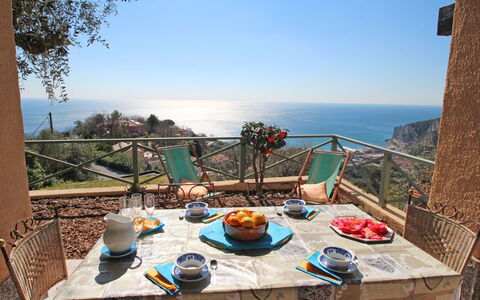 Villa Sara: Lucht, Tafel, Tableware, Meubilair, Eigendom, Gebouw, Stoel, Azure, Voedsel, Fabriek
