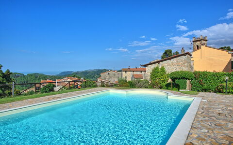 Il Gualdo: Zwembad, Eigendom, Onroerend Goed, Azure, Landgoed, Gebouw, Huis, Villa, Vakantie, Toevlucht
