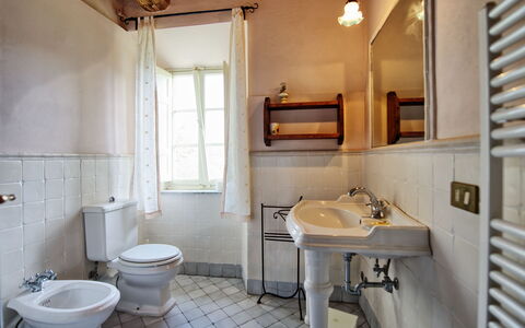 Il Gualdo: Badkamer, Eigendom, Kamer, Interieur Ontwerp, Wastafel, Gebouw, Meubilair, Huis, Loodgieterswerkinrichting, Onroerend Goed
