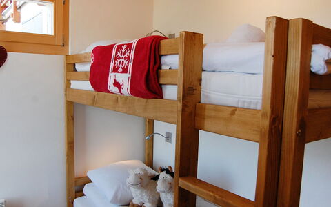 Le Ruisseau: Stapelbed, Eigendom, Wit, Product, Stellingen, Hout, Interieur Ontwerp, Comfort, Verdieping, Muur