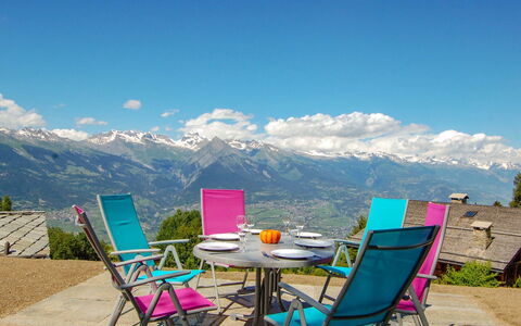 Le Ruisseau: Lucht, Tafel, Berg, Wolk, Meubilair, Eigendom, Fabriek, Stoel, Natuurlijk Landschap, Buitentafel