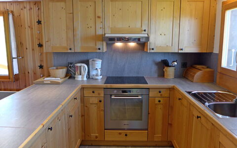 Le Ruisseau: Cabinetry, Gootsteen, Countertop, Eigendom, Wastafel, Wit, Kraan, Toestel Van De Keuken, Keuken, Hout