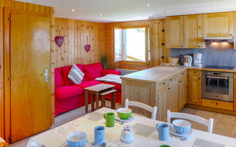 Le Ruisseau: Tafel, Cabinetry, Eigendom, Meubilair, Countertop, Interieur Ontwerp, Hout, Verlichting, Fornuis, Toestel Van De Keuken