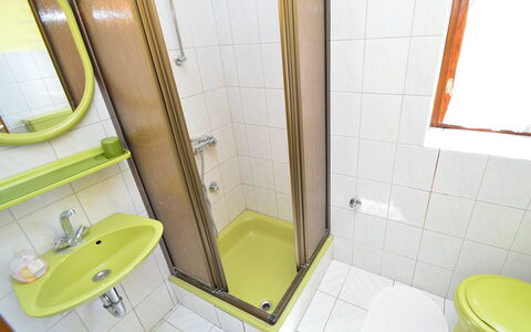 Zaton (Šibenik) 102: Loodgieterswerkinrichting, Spiegel, Toilet, Groen, Badkamer, Kraan, Purper, Wastafel In De Badkamer, Wastafel