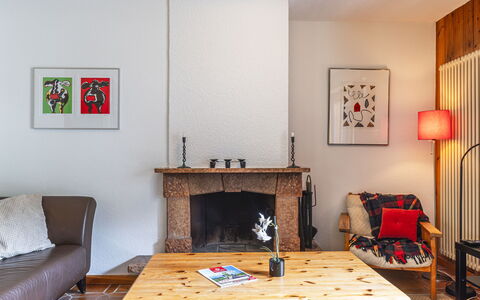 Champbois: Tafel, Meubilair, Fotolijst, Eigendom, Hout, Interieur Ontwerp, Verf, Verdieping, Rechthoek, Flooring