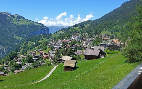 Tschingelhorn Apt. R: Lucht, Berg, Fabriek, Wolk, Groen, Natuurlijk Landschap, Boom, Land Lot, Huis, Gebouw