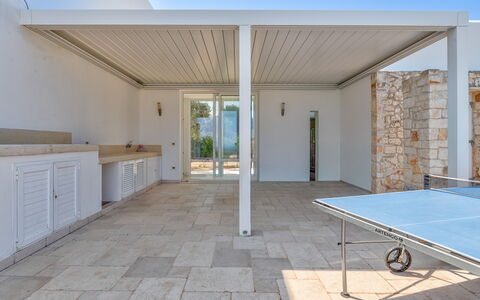 Villa Butterfly: Verdieping, Flooring, Samengesteld Materiaal, Veranda, Schaduw, Outdoor Structuur, Tegel, Beton, Buitenmeubels, Dek