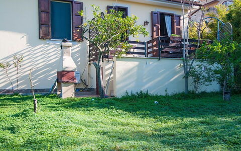 Vista Mare Noto: Werf, Eigendom, Backyard, Huis, Gras, Huis, Gazon, Onroerend Goed, Woongebied, Tuin