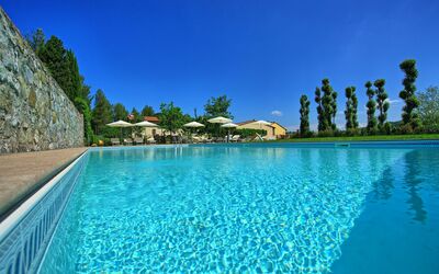 Tizzauli: Zwembad, Eigendom, Blauw, Water, Toevlucht, Vakantie, Lucht, Azure, Onroerend Goed, Landgoed
