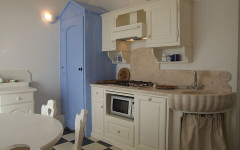 Marina Di Castagneto: Kamer, Eigendom, Meubilair, Wastafel, Badkamer, Interieur Ontwerp, Verdieping, Cabinetry, Huis, Badkamerkast