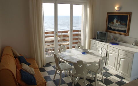 Marina Di Castagneto: Kamer, Eigendom, Meubilair, Gebouw, Verdieping, Interieur Ontwerp, Huis, Tafel, Onroerend Goed, Stoel