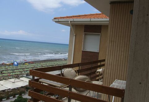 Appartamento - Le Finestre: Eigendom, Strand, Zee, Vakantie, Huis, Lucht, Gebouw, Hout, Onroerend Goed, Kamer